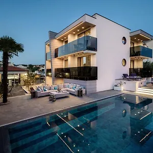 Pensjonat Luxury Apartments In Villa Curiera, Malinska